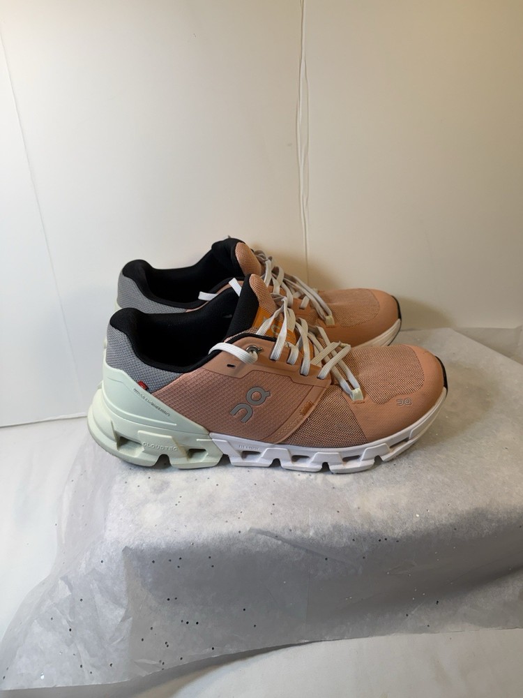On Cloud Tec Women's Sneakers Size 9 Pre Owned Condition