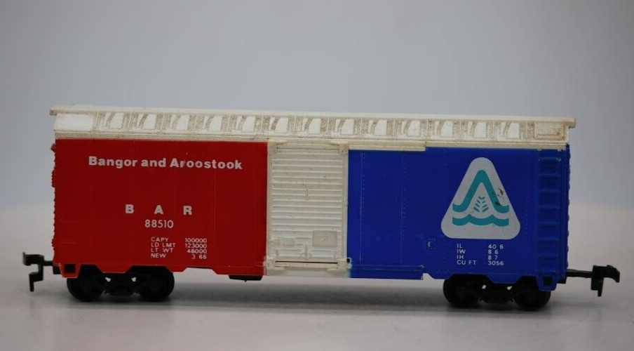 Lionel HO Scale Vintage Bangor & Aroostok BAR #88510 Red White Steel Boxcar
