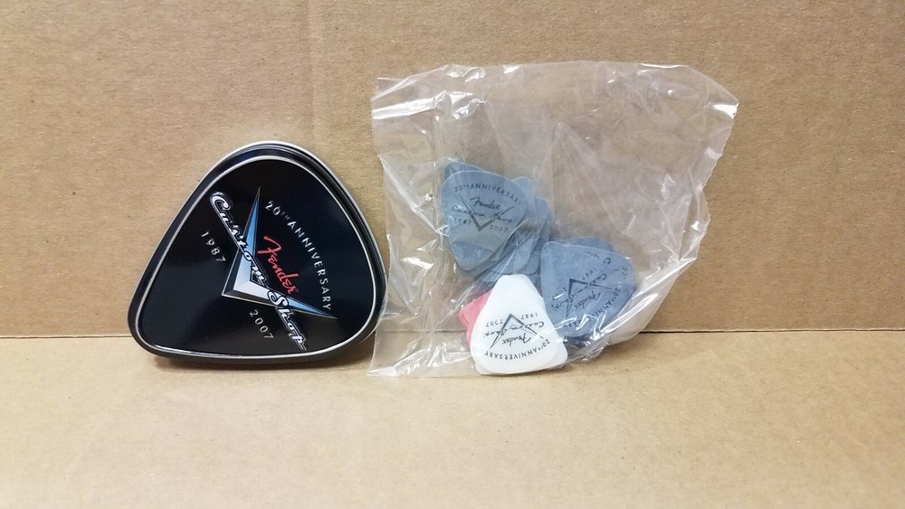 Fender Custom Shop 20th anniversary 36 Guitar Picks Tin Sealed