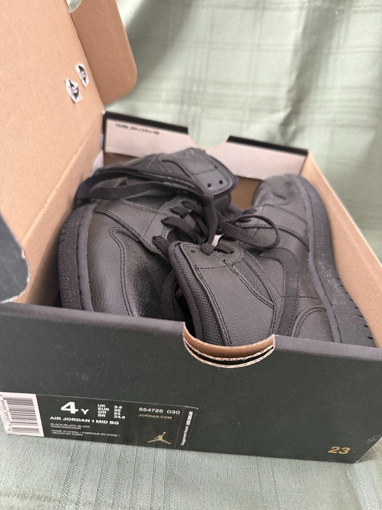 Nike Air Jordan 1 MID BG 554725 Black Athletic Shoes - Size 4Y  New In Box