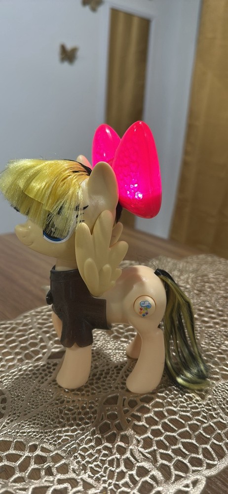 My Little Pony G4 Yellow Pegasus with Music and Sounds  