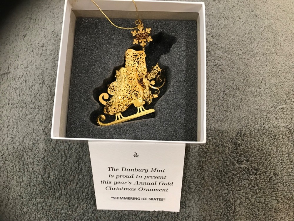EUC Danbury Mint 2020 Annual Gold Christmas Ornament Shimmering Ice Skates w Box