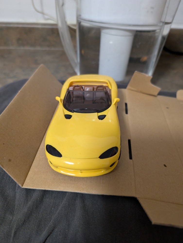 AMT ERTL 1994 Dodge Viper RT/10 Promo Model 7155  Dandelion Yellow Pearlcoat