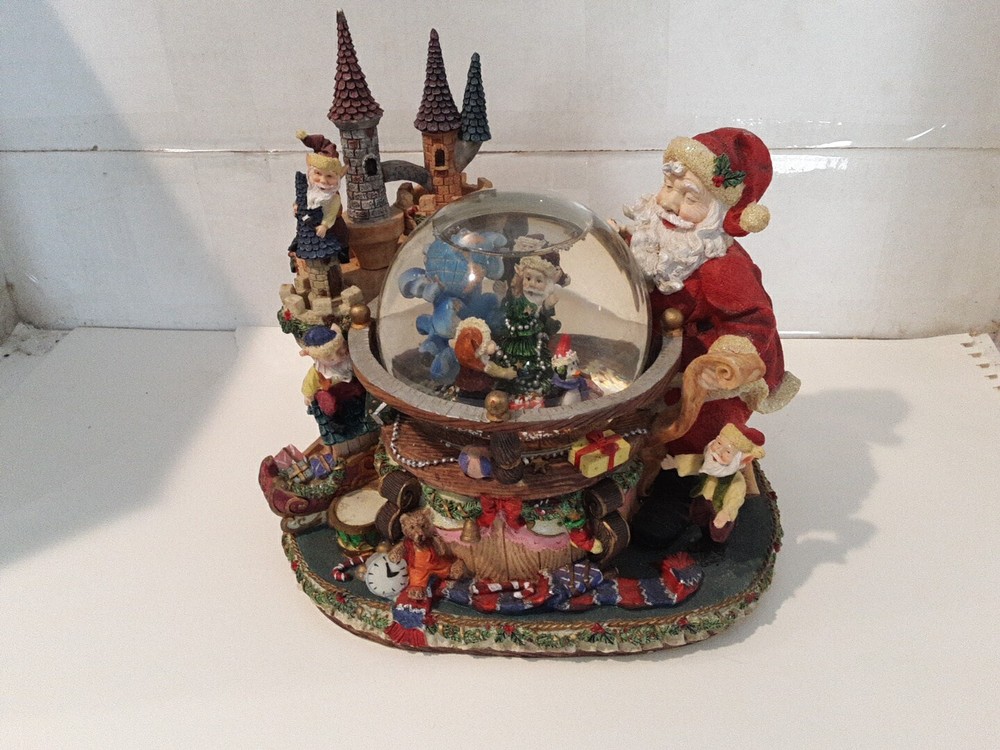 grandeur noel collectors 2000 Musical Water globe  Christmas Santa With Elves.