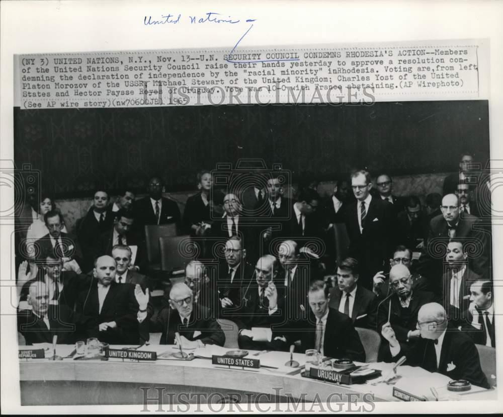 1965 Press Photo United Nations Security Council members vote on resolution, NY