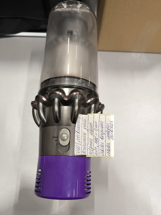 Dyson V10 Vacuum Used with Weak Battery and Broken Part