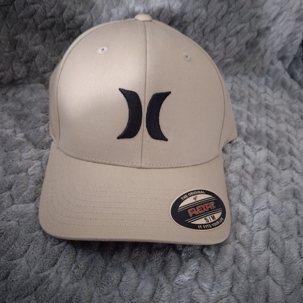 Hurley One and Only Hat/Cap Flex Fit  size S /M NWT Beige w/ Black Logo