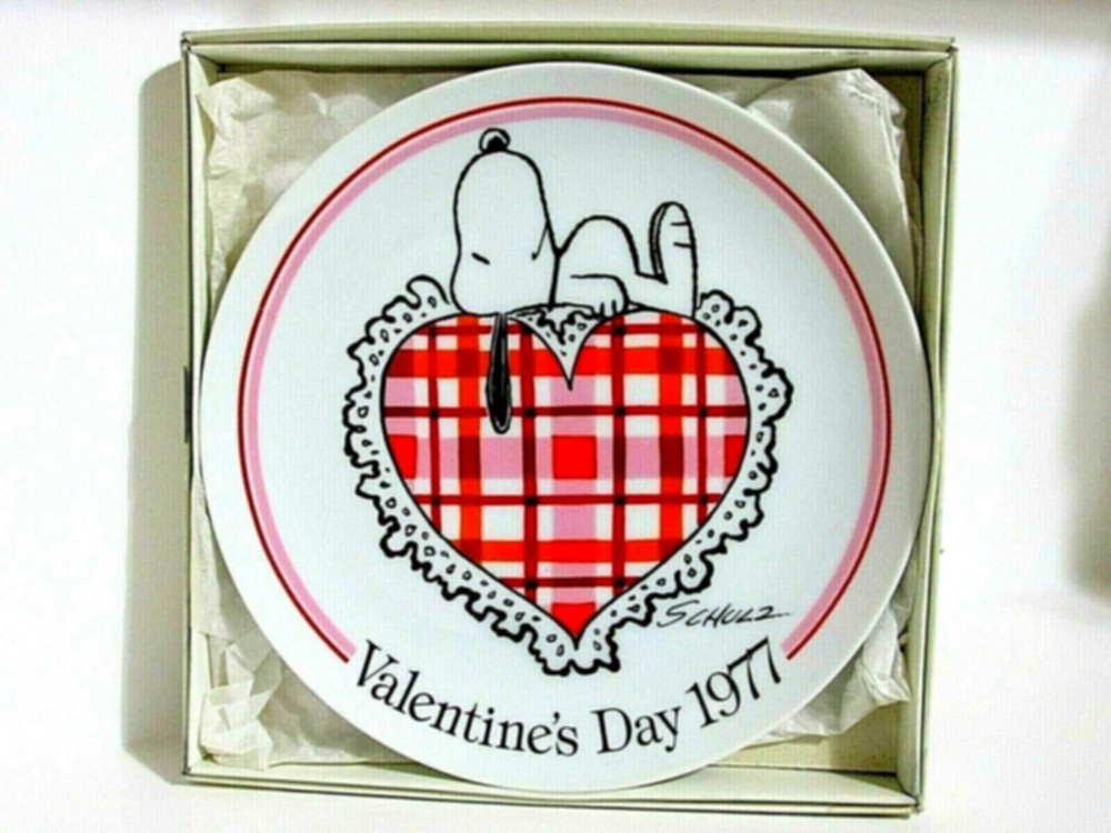 Vintage 1977 Snoopy Peanuts Charlie Brown Schmid Porcelain Valentine Plate