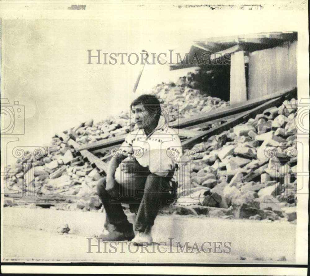 1970 Press Photo A man sits amid the rubble of the Quake that struck Peru