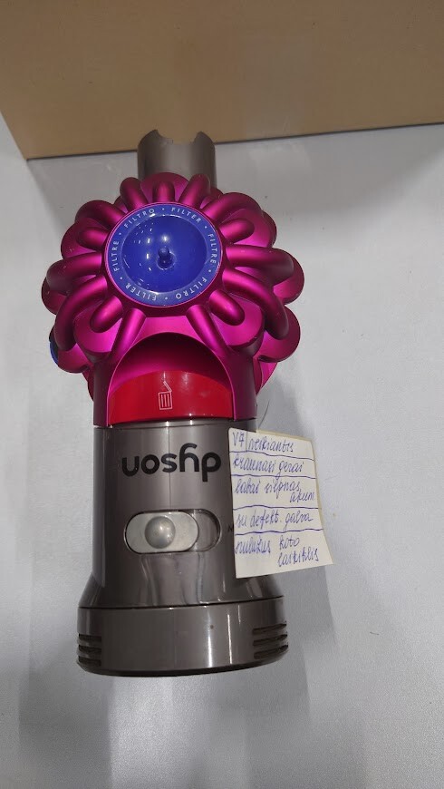 Dyson V7 Vacuum Used Weak Battery No Accessories