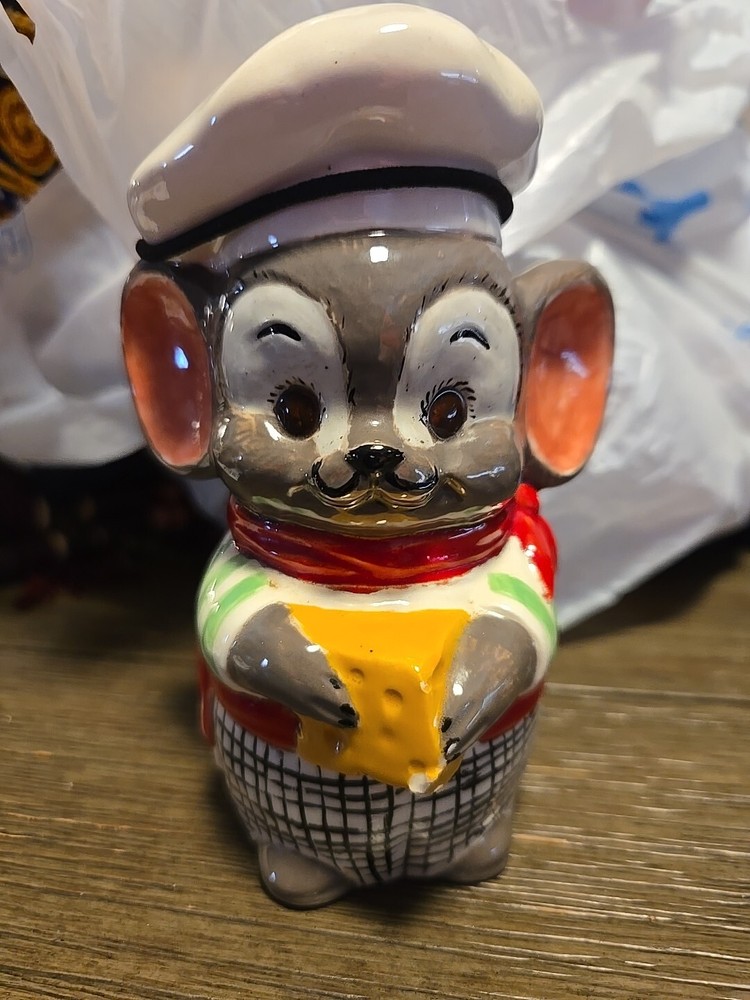 1977 Mouse Chef Figurine 5.5 Inch Parmesan Cheese Shaker Vintage Kitchen Decor