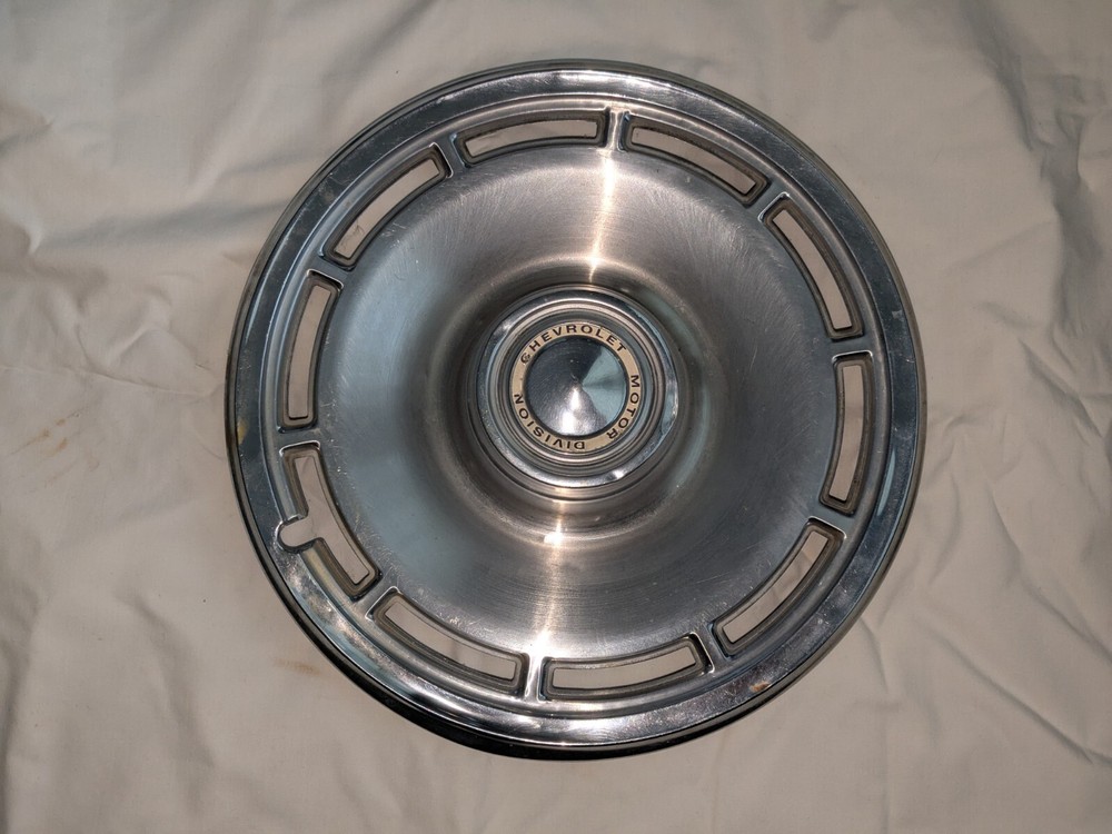 Nice ANTIQUE Vintage 1960's Chevy CHEVROLET MOTOR DIVISION Hubcap Wheelcover