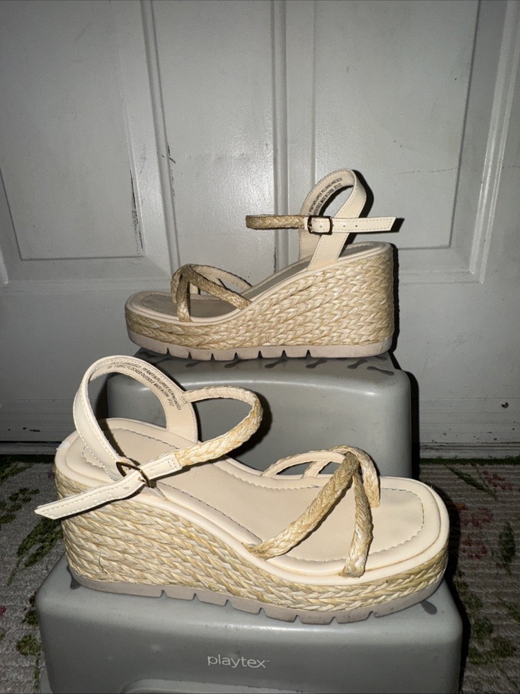 Light Tan Womens Wedges with Toe Ring Size 9 Wicker Exterior