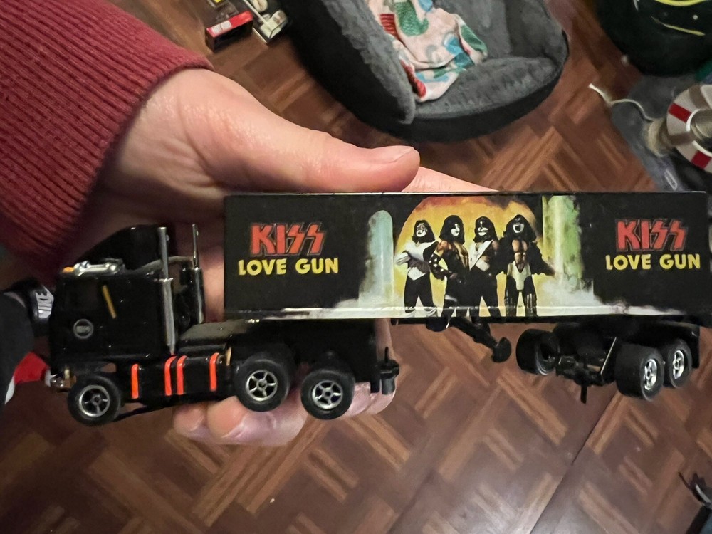 Auto World X-Traction Kiss 1974 GMC Astro 95 Truck And Trailer Slot Car Love Gun