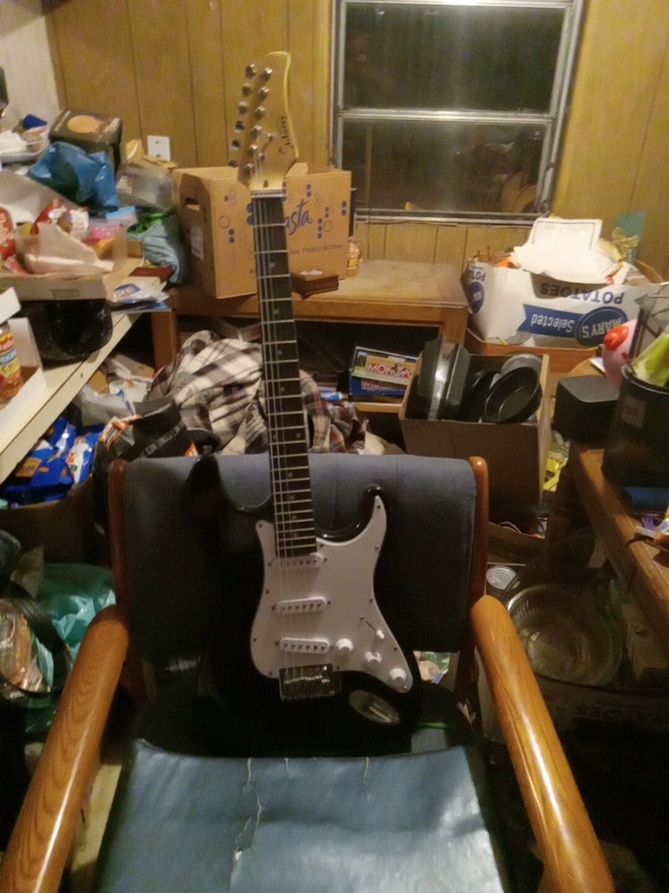 Fender Squier Stratocaster Electric Guitar Pack with Fender Frontman 10g...