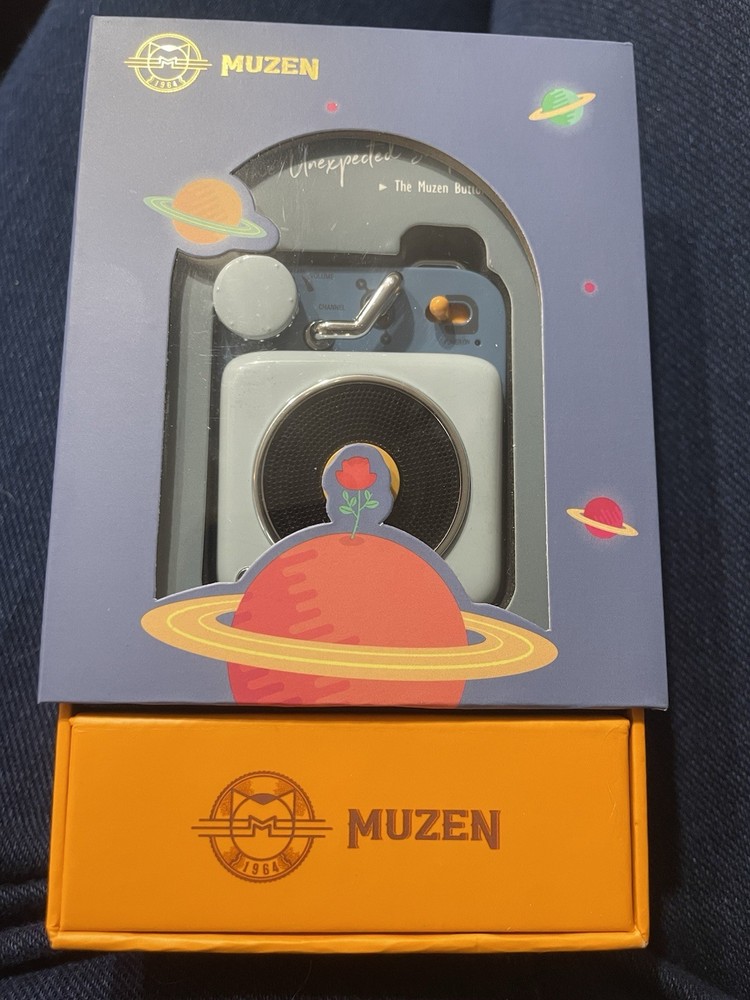 Vintage-style Muzen Mini Record Player in Classic Blue