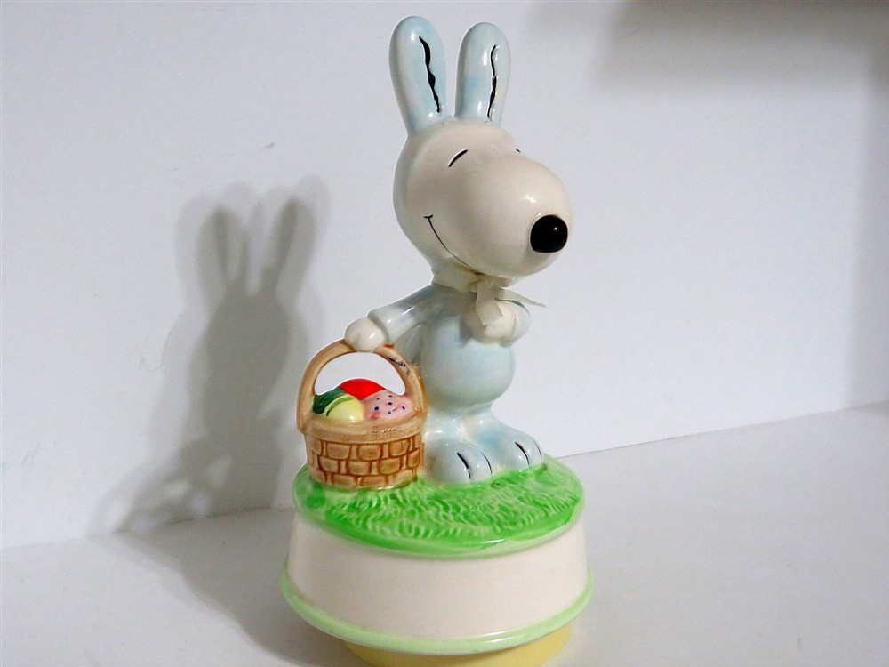 Vintage 1985 Snoopy Peanuts Charlie Brown Schmid Ceramic Easter Beagle Music Box