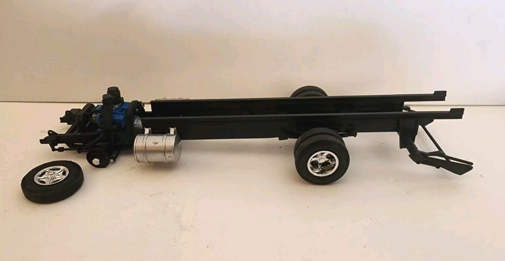 1/25 Scale Tractor Truck Frame / chassis, single rear axle w/engine, Painted