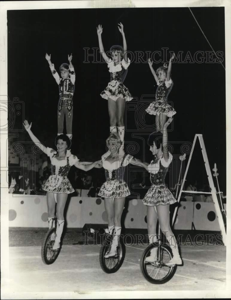 1969 Press Photo The Valla-Bertini Family at Jerusalem Temple's Tom Pack Circus