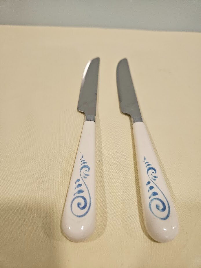 Oceanview Corning Corelle Dinner Knives set of 2 white, blue design 8 1/2 long