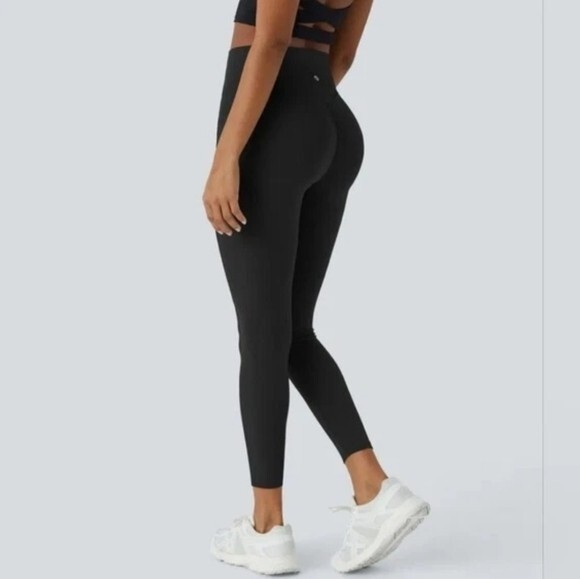 Halara Large NWOT Black SoCinched High Waisted 7/8 Leggings with Pockets
