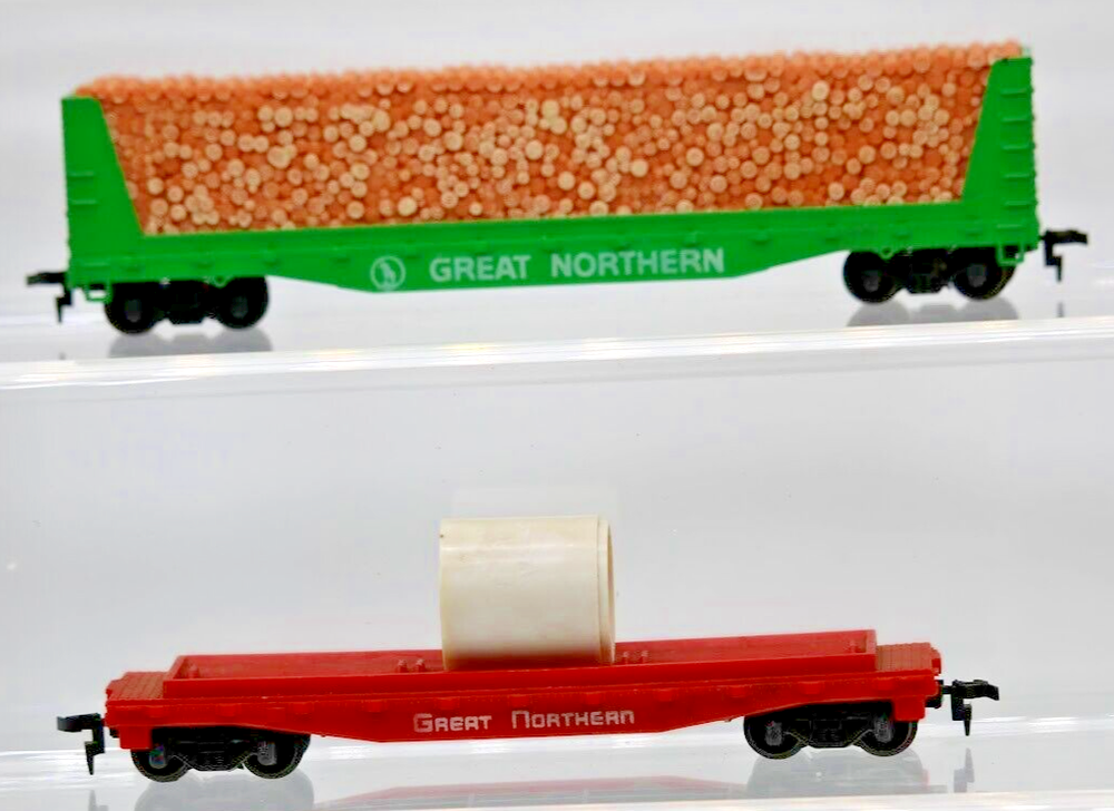 TYCO HO Train #4363 Great Northern Flat Pulpwood Car & Red Skid Flat W/Pipe Load