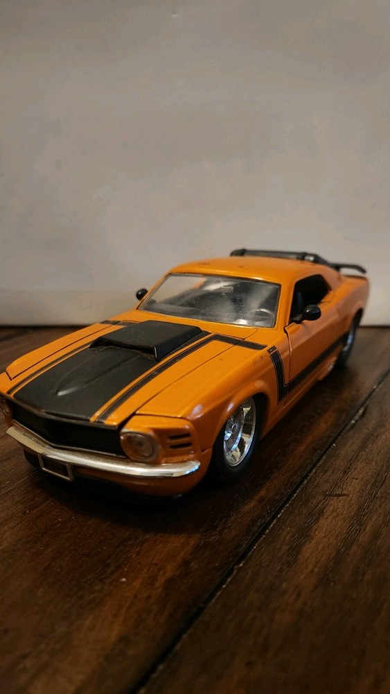 American Muscle 1970 Ford Mustang Boss 302 1:24 Diecast Car Yellow. As Is