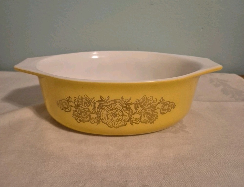 Vintage Golden Rosette Pyrex Casserole 1.5qt