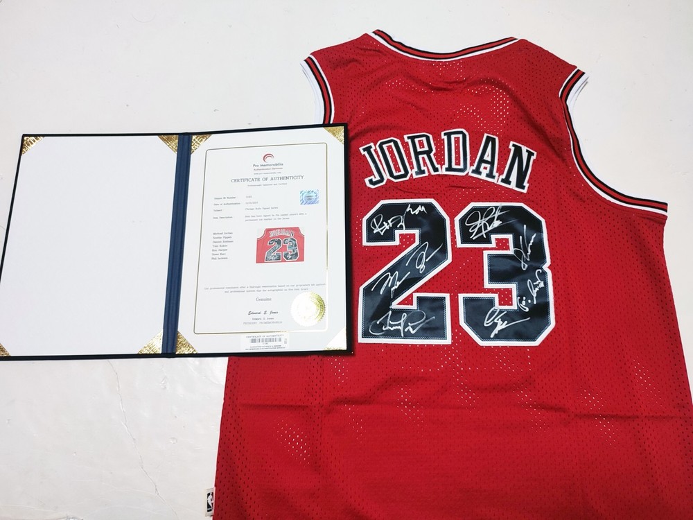 97-98 Chicago Bulls NBA Champs Autographed Michael Jordan Jersey + COA, S.Kerr
