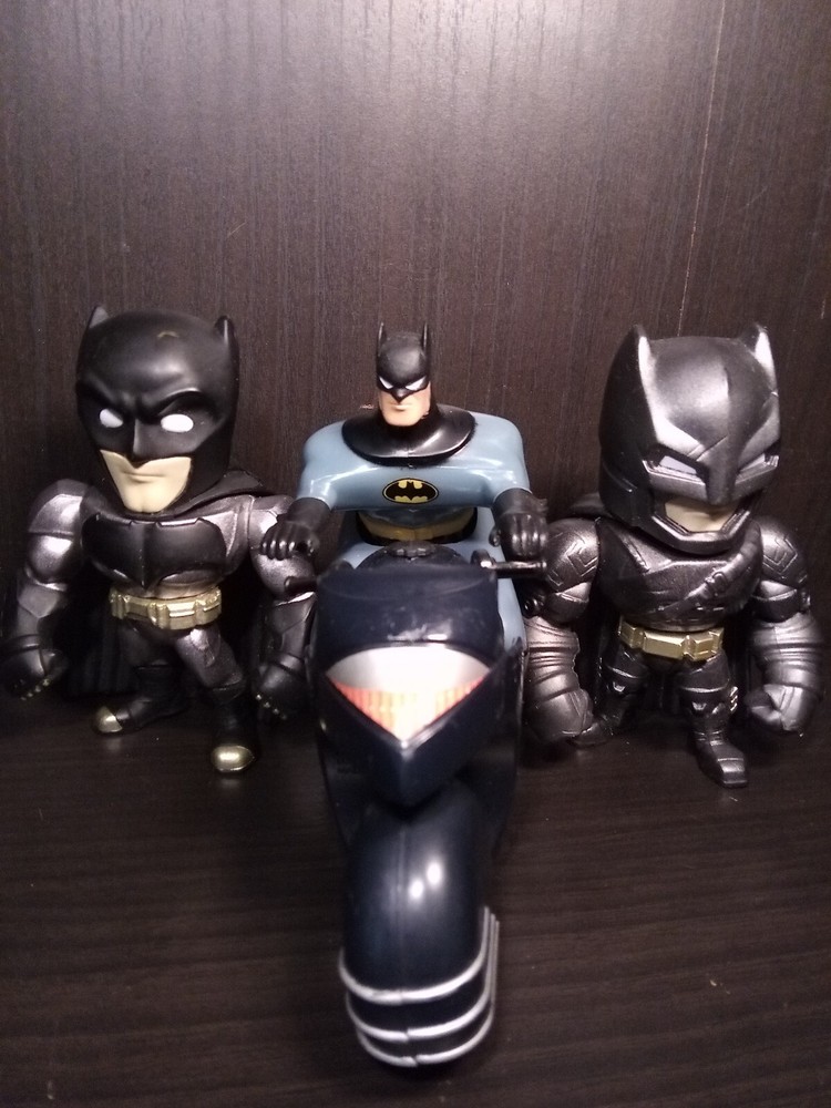 Jada Toy Batman Metal Armoured Die Cast Figures 4in Set With Batcycle