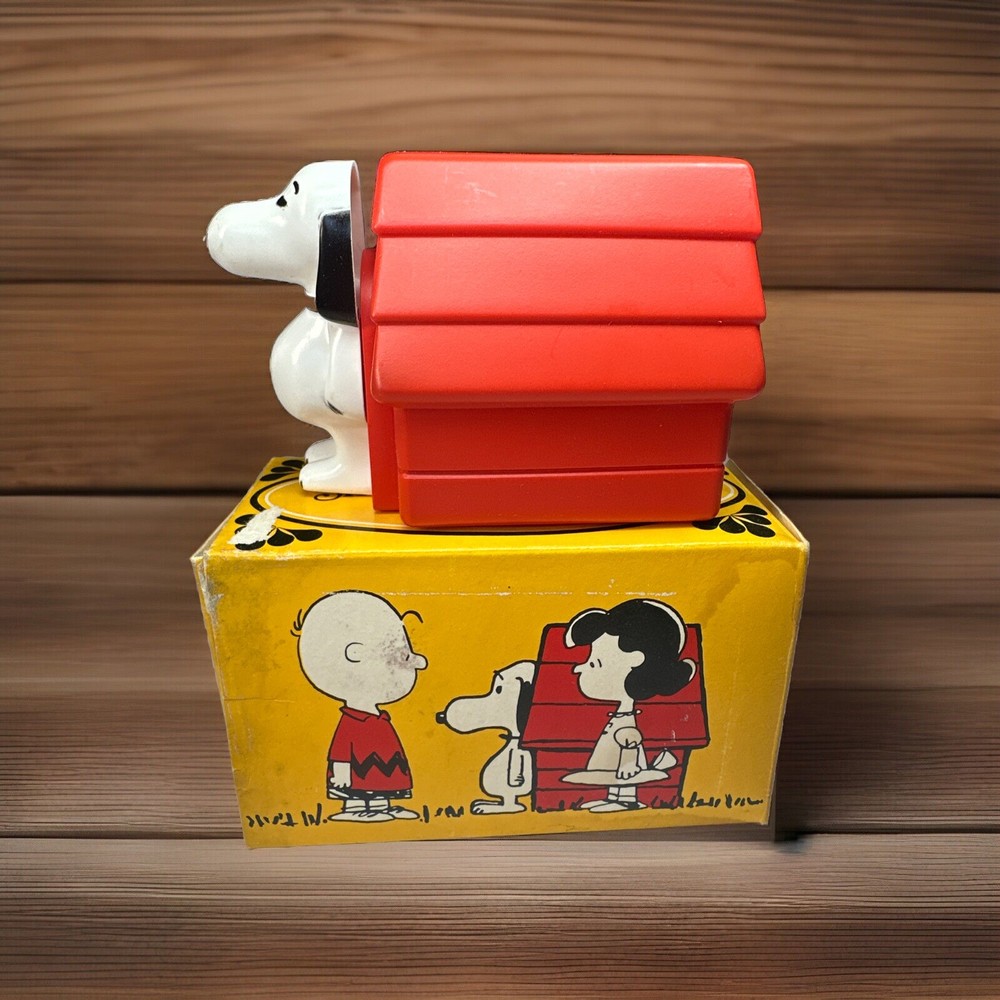 Vintage 1969 Avon Snoopy & Doghouse Non-Tear Shampoo 8 Fl oz Full with Box