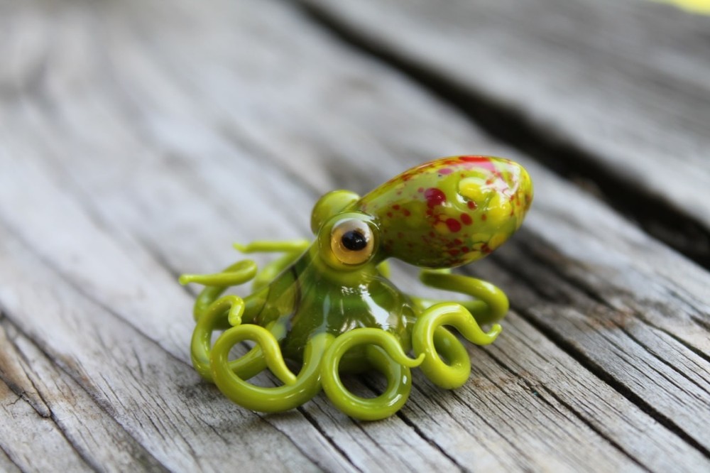 Green Red Glass Octopus Figurine – Hand Blown Marine Animal – Ocean-Inspired