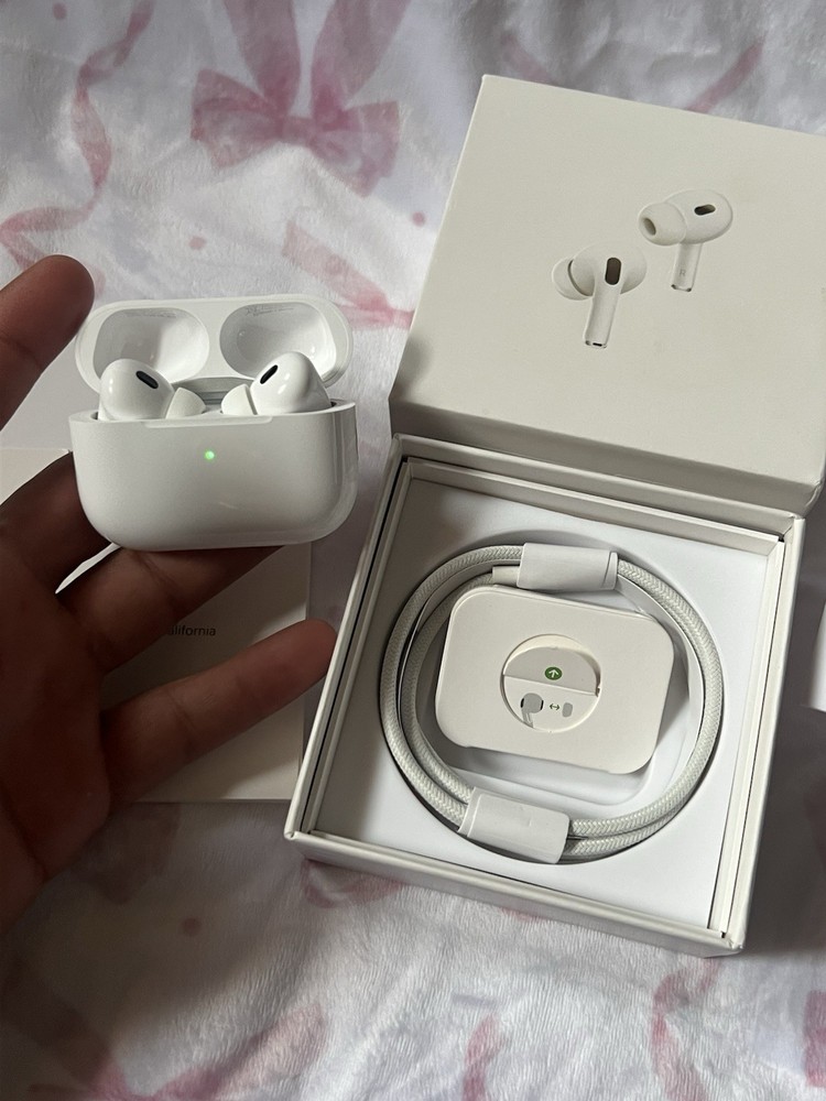 AirPods Pro 2nd Generation MagSafe Charging Case White, USB-C