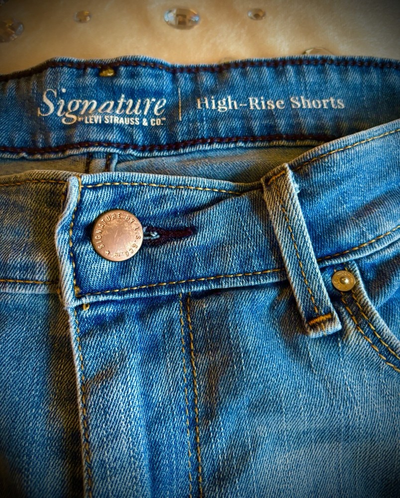 Levi's Signature Women's Shorts, Blue Denim, High-Rise, Size 12 (W31)