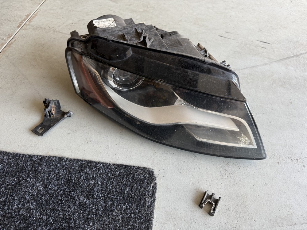 2010 Audi A4 2010 B8 Passenger headlight *for parts*