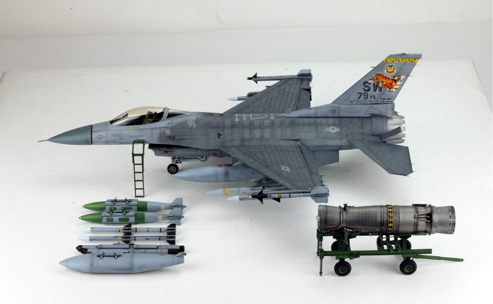 PreSale F-16CJ Block 50P Viper /w Engine & Full Weapons 1:32 Pro Built Model-image