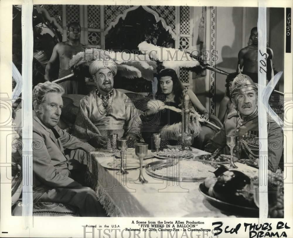 1962 Press Photo Actor Cedric Hardwicke & co-stars in 