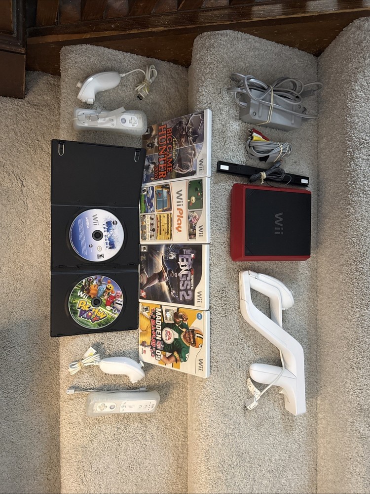 Nintendo Wii Mini Model 2 System Console W/ 2 Controllers/ 6 Games /Zapper