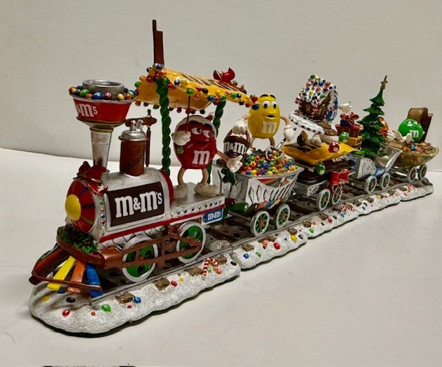 The M&M Holiday Christmas Train 5 piece set By Danbury Mint  In GREAT CONDITION
