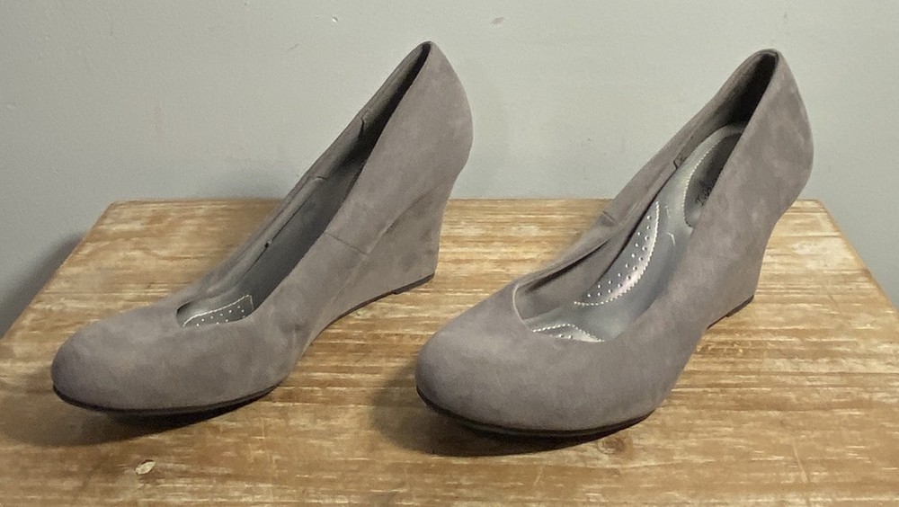 Dexflex Comfort Karlie Women's Round Toe Faux Suede Wedge Shoes Size 8.5 Gray