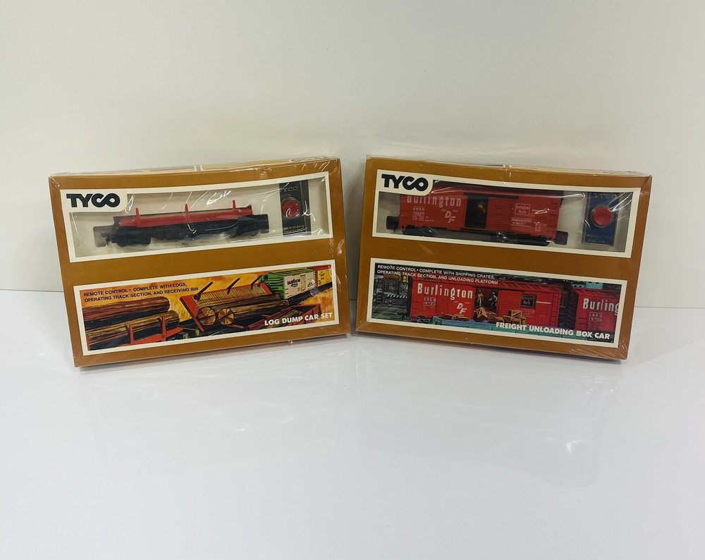 HO Scale Tyco Freight Unloading Box Car and Log Dump Car Set New Sealed