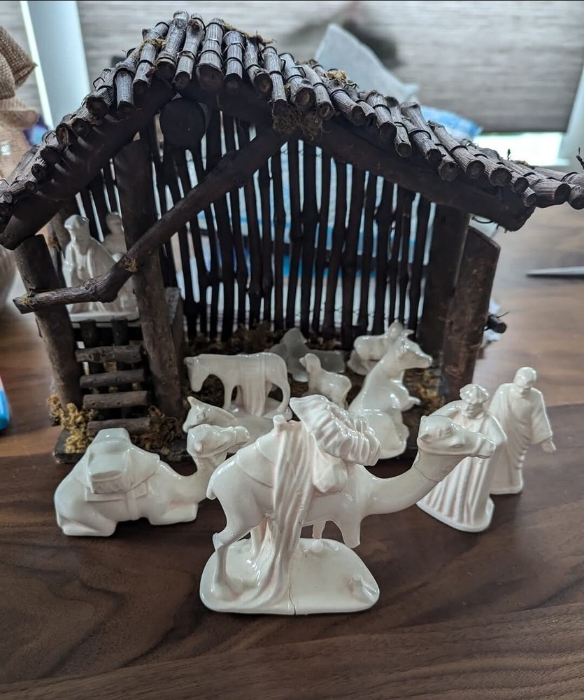 Vintage Porcelain Nativity Figurines Set Of  15 Wood Stable READ DESCRIPTION