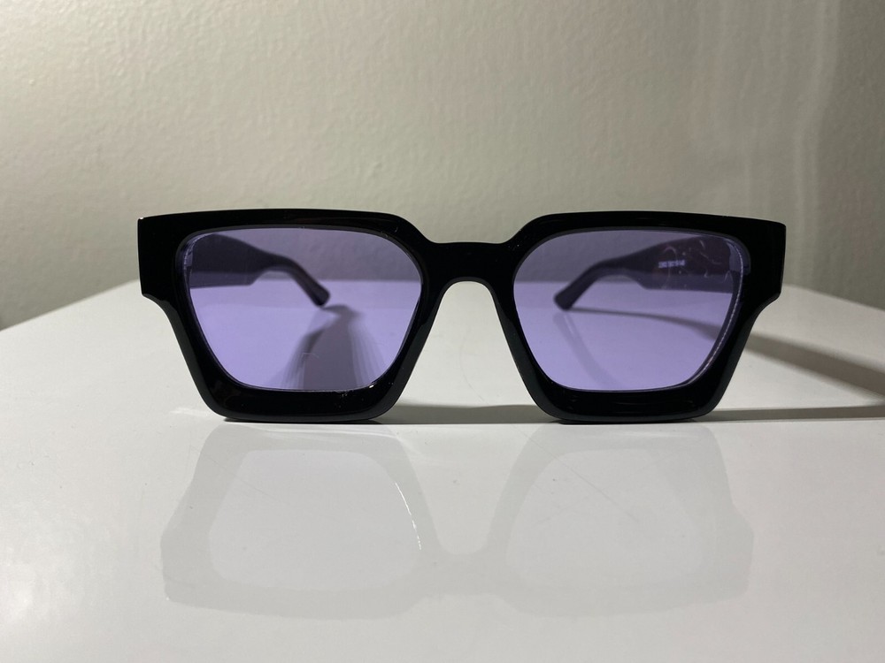 Unisex sunglasses with black rectangular frame and light purple lenses
