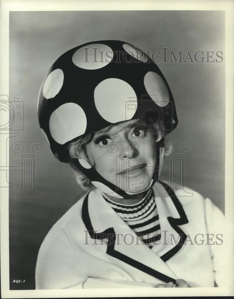 1966 Press Photo Portrait of actress Carol Channing - lrx07239