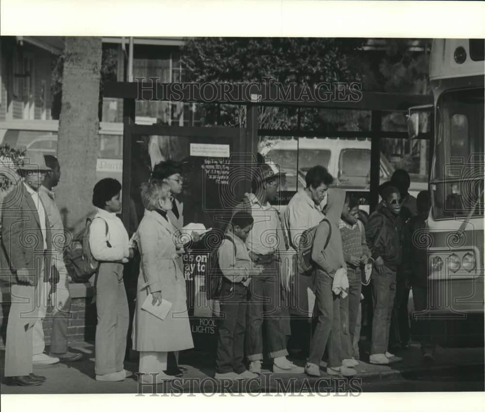 1983 Press Photo Commuters line up for the bus at the bus shelter - nob95707