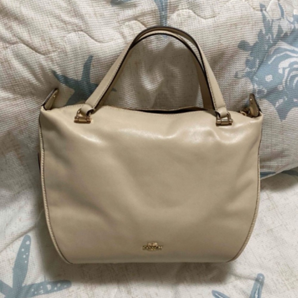 Stylish Coach Handbag in Size 4