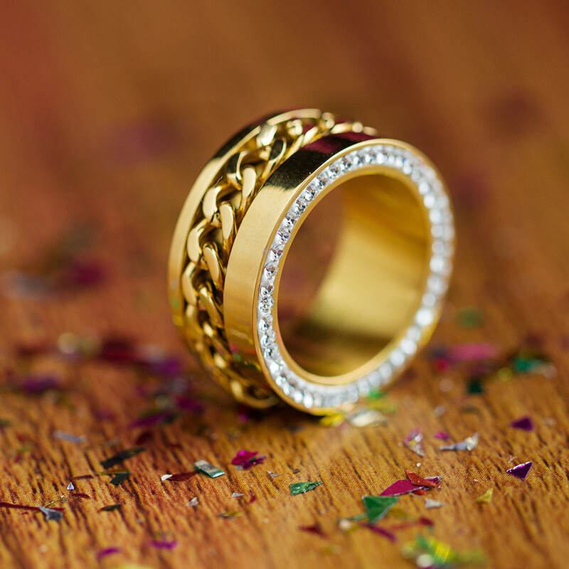 The titanium steel chain ring is studded with diamond stainless steel rings