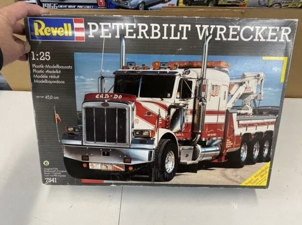 Revell Peterbilt Can Do Wrecker 1/25 Plastic Model Kit 7541
