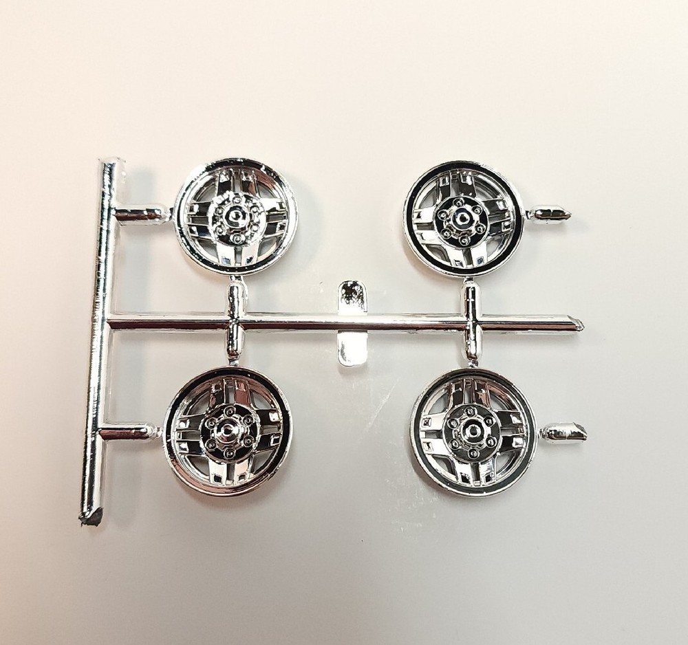 AMT 1/20 1992 Toyota 4x4 Pickup 1082 Parts Chrome Wheels Rims