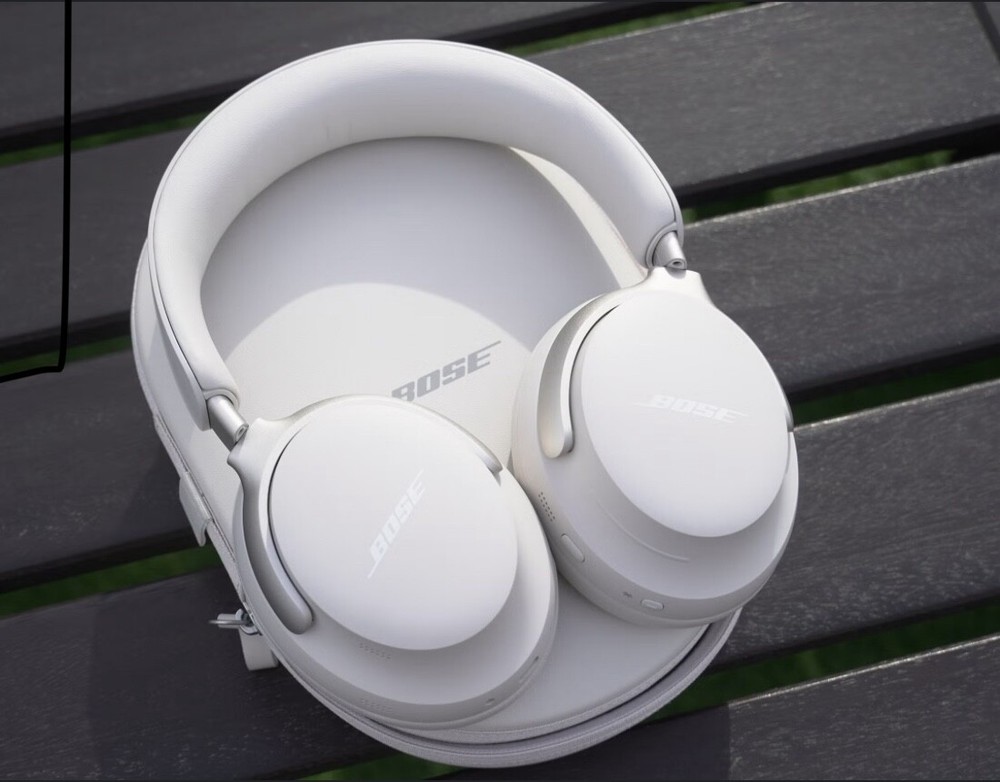 Bose QuietComfort Ultra Noise-Cancelling Headphones in White Smoke